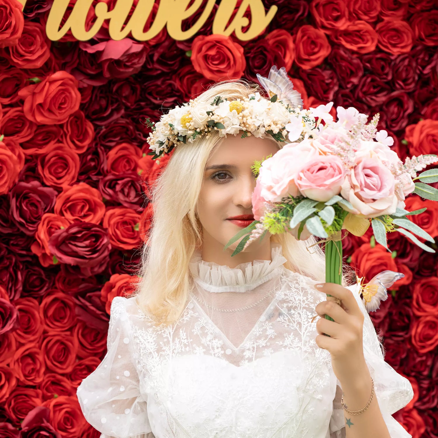 ヴァラーフラワーズ ロールアップファブリック 造花ウォール クリムゾン 戴冠式:ロマンスと敬意を放つ赤いバラの堂々とした配列 - VF-172