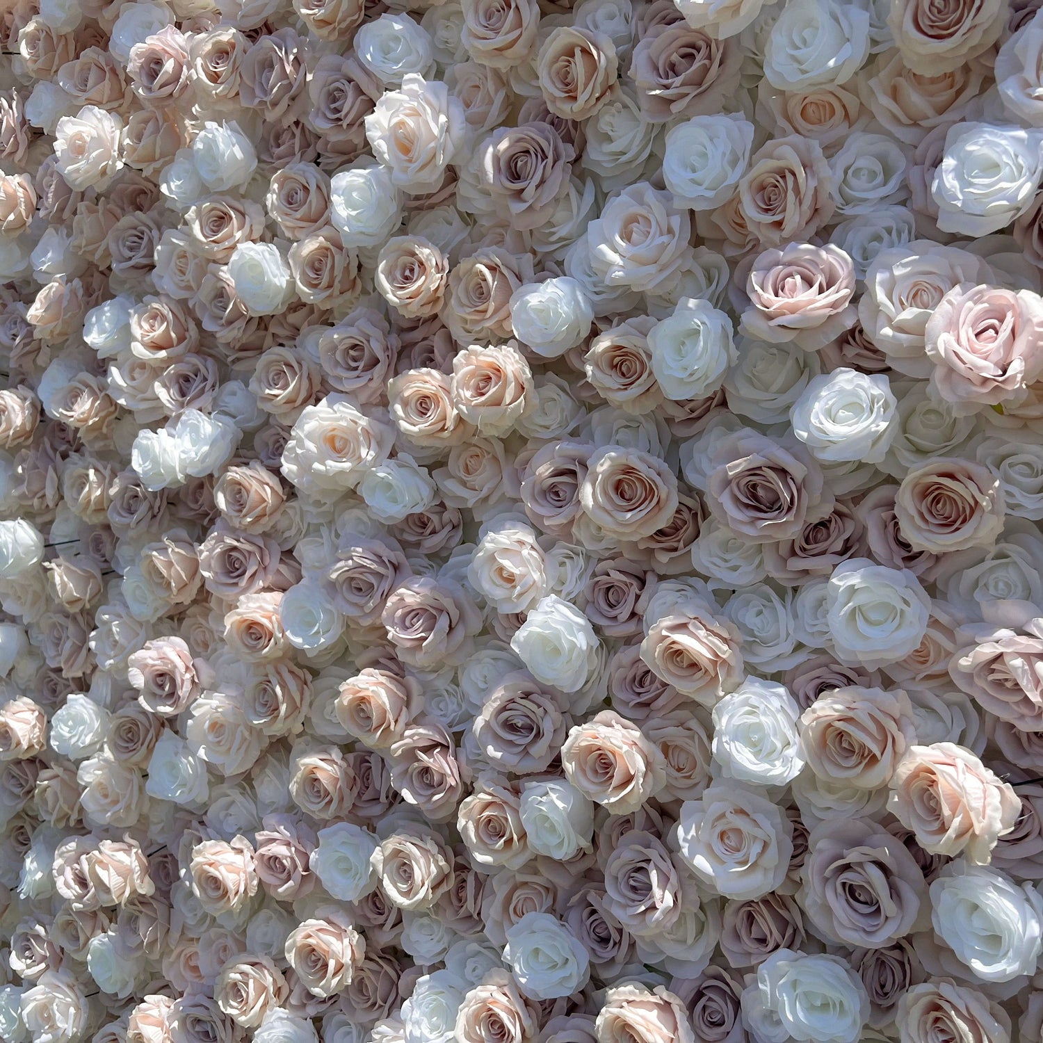 エレガントなホワイト&ライトピンクの花柄ウォールバックドロップ - ロールアップファブリックウォール - ブライダルパーティーデコレーション - 結婚式会場のお祝い用フローラルウォール - VF-600