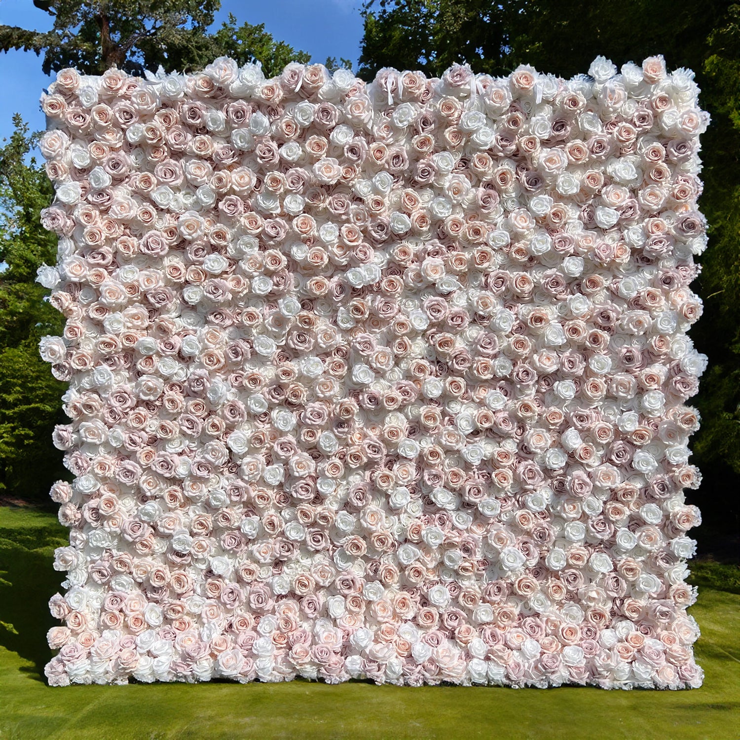 エレガントなホワイト&ライトピンクの花柄ウォールバックドロップ - ロールアップファブリックウォール - ブライダルパーティーデコレーション - 結婚式会場のお祝い用フローラルウォール - VF-600