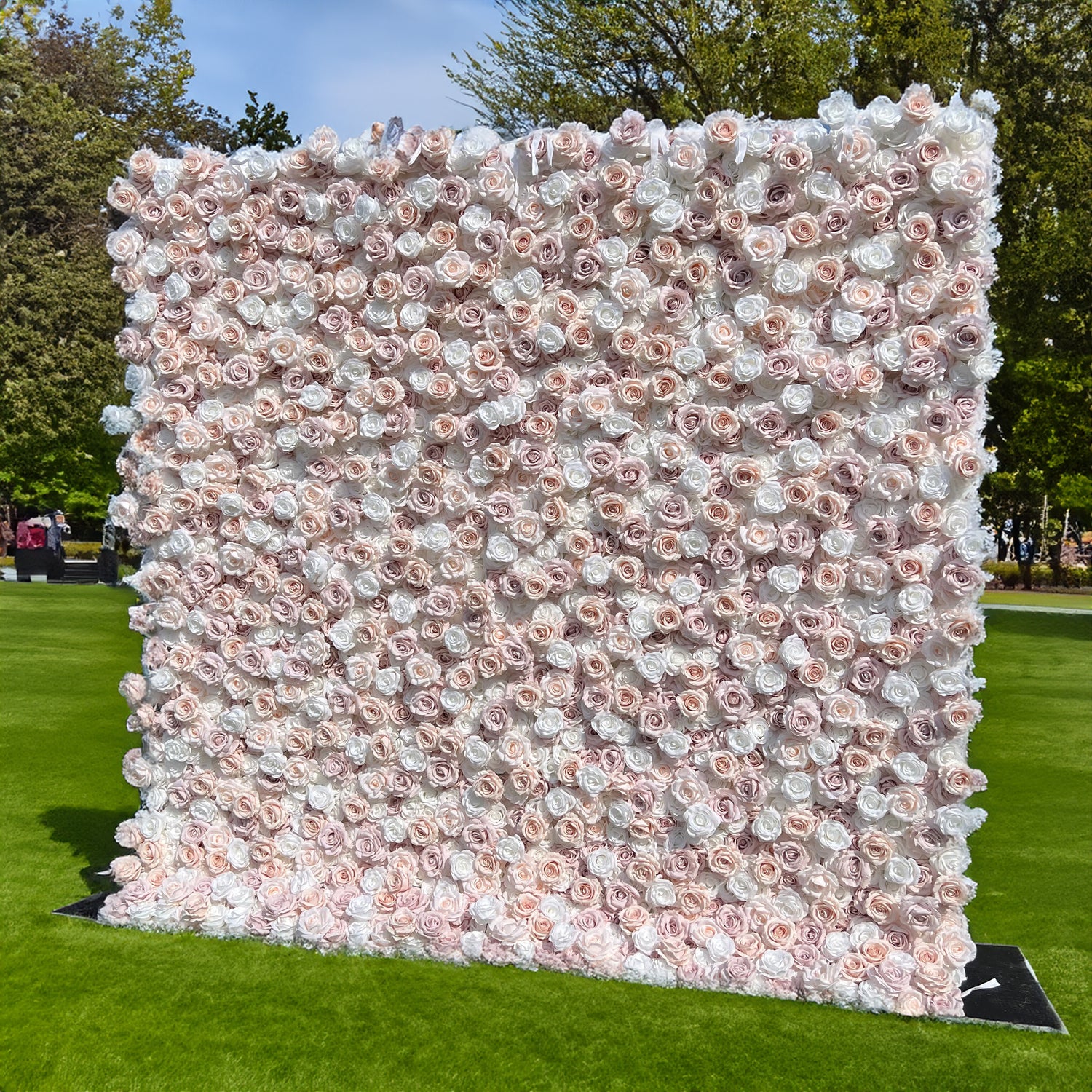 エレガントなホワイト&ライトピンクの花柄ウォールバックドロップ - ロールアップファブリックウォール - ブライダルパーティーデコレーション - 結婚式会場のお祝い用フローラルウォール - VF-600