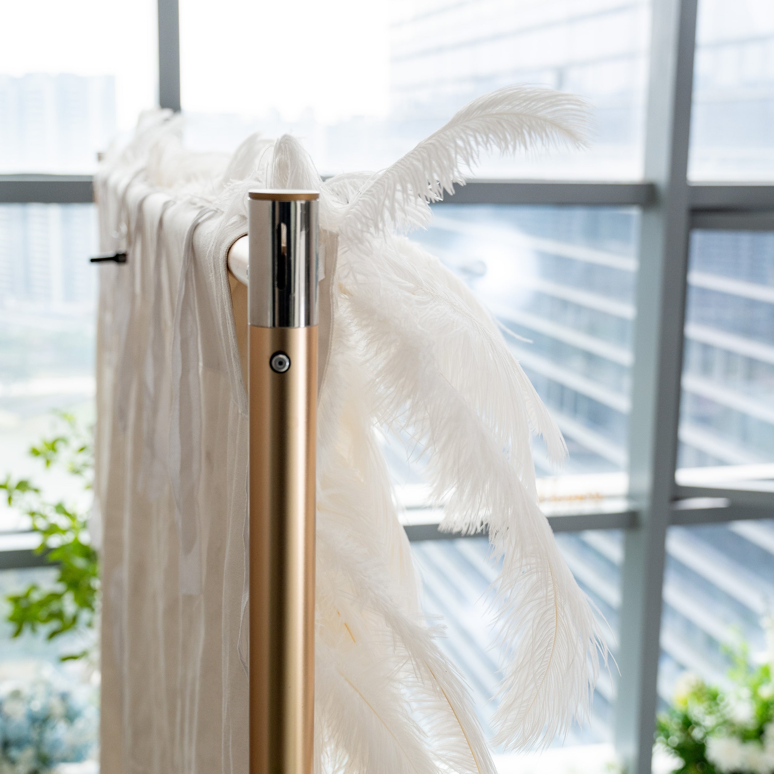 The ValarFlowers artificial feather wall features a soft, white feather arrangement. The texture is plush and elegant, with feathers densely packed, creating a luxurious and dreamy appearance.