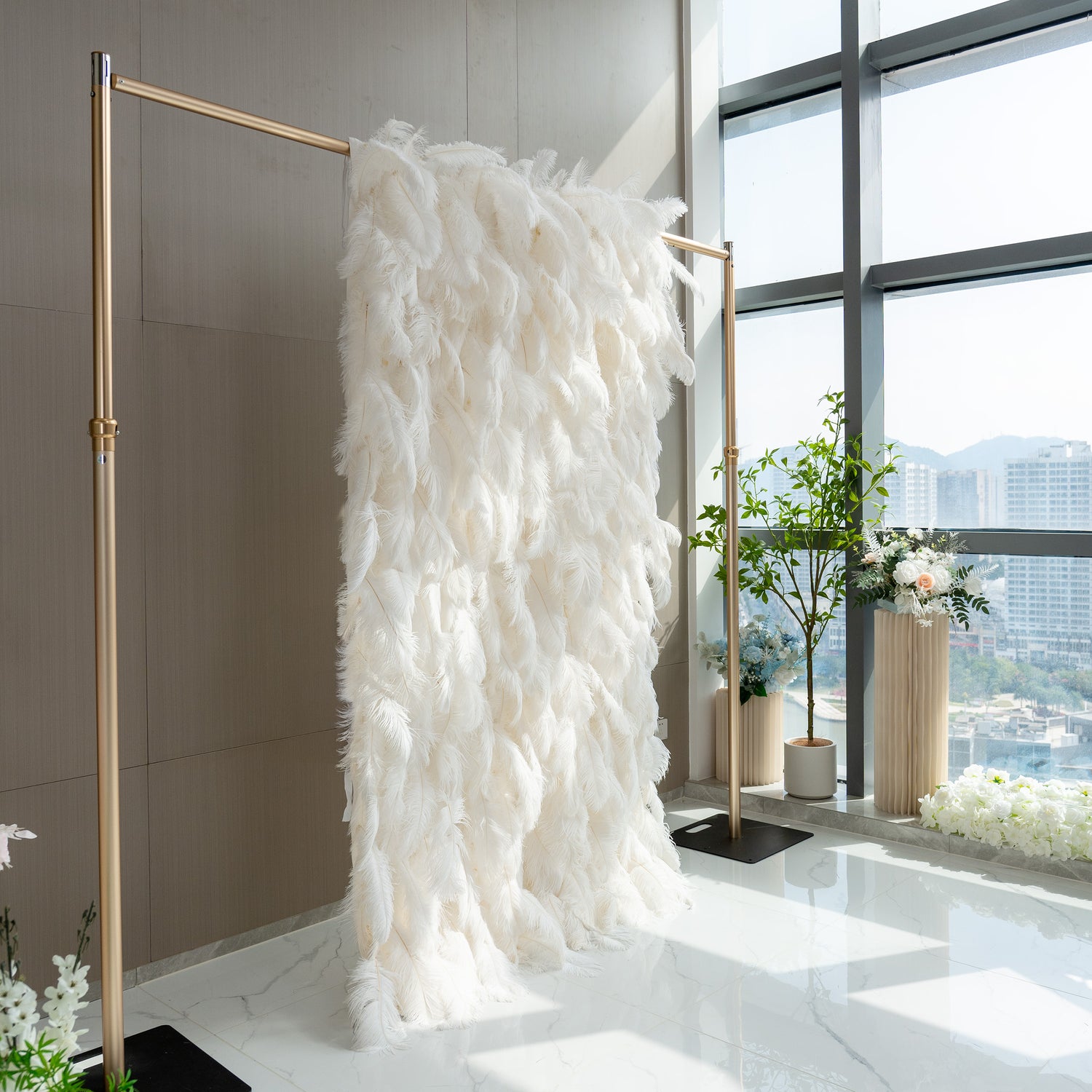 The ValarFlowers artificial feather wall is a luxurious display of white feathers. It has a soft, plush appearance, creating an elegant and dreamy backdrop, perfect for events.