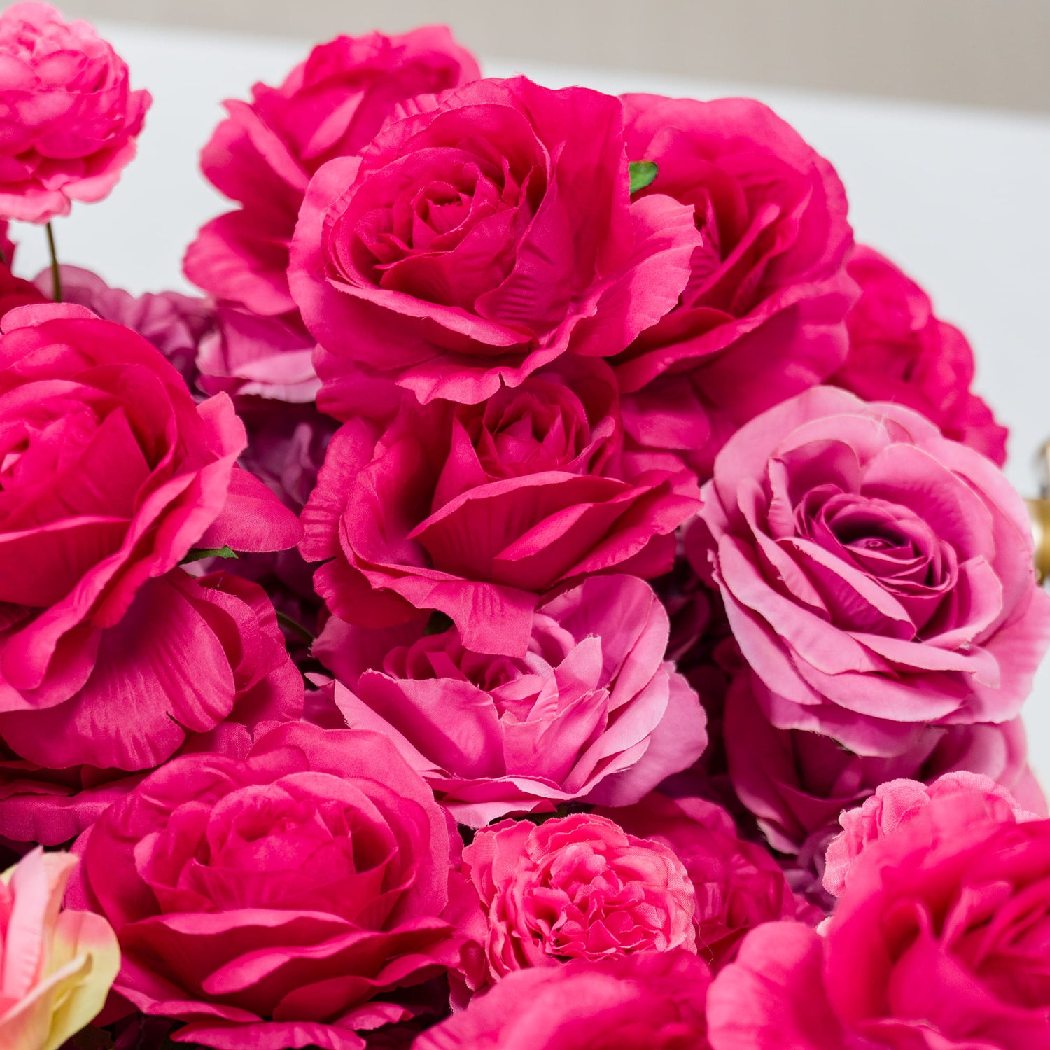 Valar Flowers ロールアップ ファブリック 人工赤から白のグラデーション フラワー ウォール ウェディング バックドロップ、花柄パーティー デコレーション、イベント フォトグラフィー - VF-372