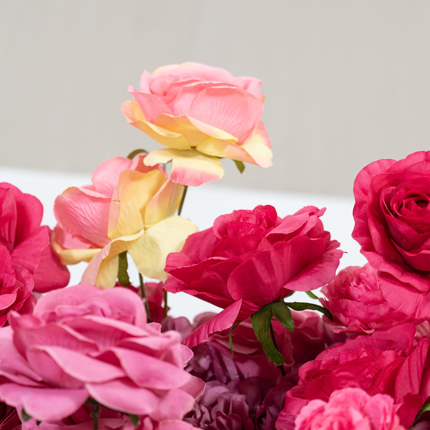 Valar Flowers ロールアップ ファブリック 人工赤から白のグラデーション フラワー ウォール ウェディング バックドロップ、花柄パーティー デコレーション、イベント フォトグラフィー - VF-372