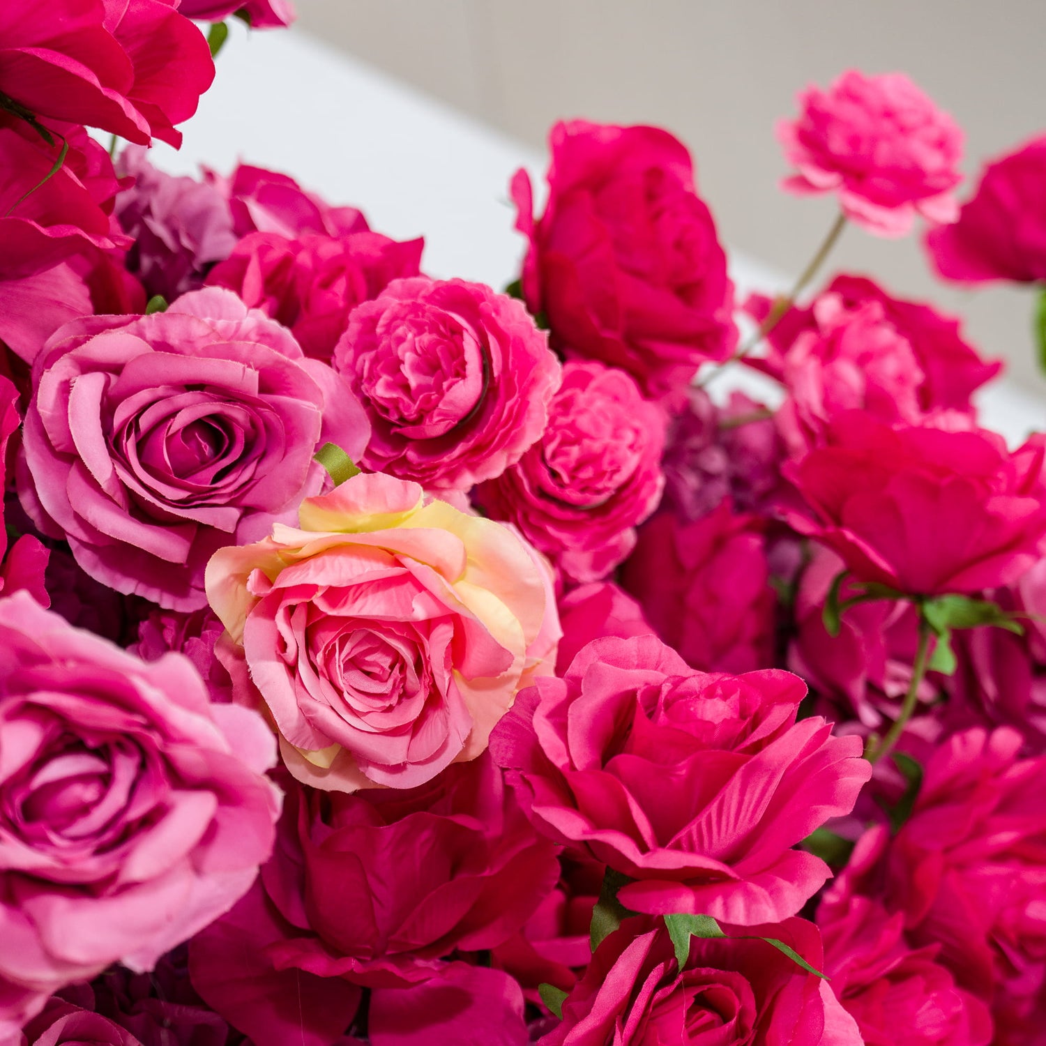 Valar Flowers ロールアップ ファブリック 人工赤から白のグラデーション フラワー ウォール ウェディング バックドロップ、花柄パーティー デコレーション、イベント フォトグラフィー - VF-372