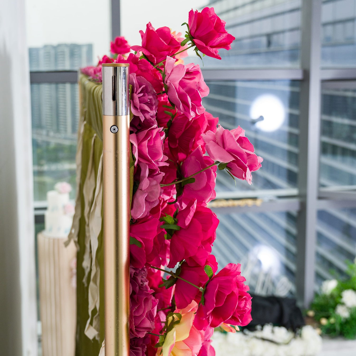 Valar Flowers ロールアップ ファブリック 人工赤から白のグラデーション フラワー ウォール ウェディング バックドロップ、花柄パーティー デコレーション、イベント フォトグラフィー - VF-372