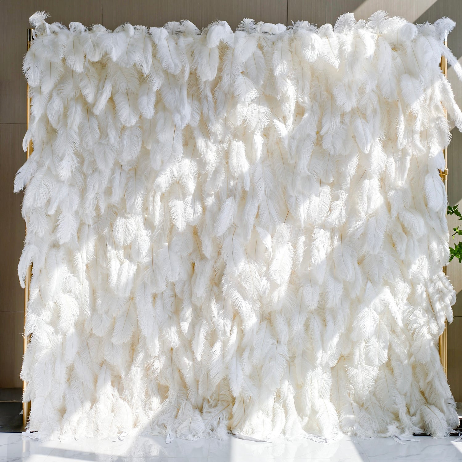 The ValarFlowers artificial feather wall is a luxurious display of white feathers. It has a soft, plush appearance, creating an elegant and dreamy backdrop, perfect for events.