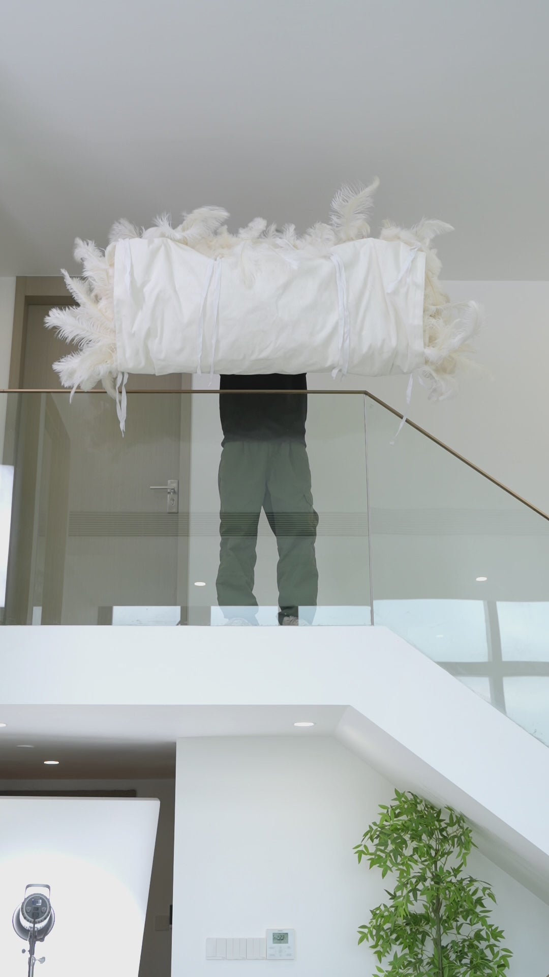 ValarFlowers 人工花壁背景: 天空の白い羽根の夢の風景 - 豪華な結婚式やイベントのためのエーテル ウィスパー コレクション - VF-164-ホワイト