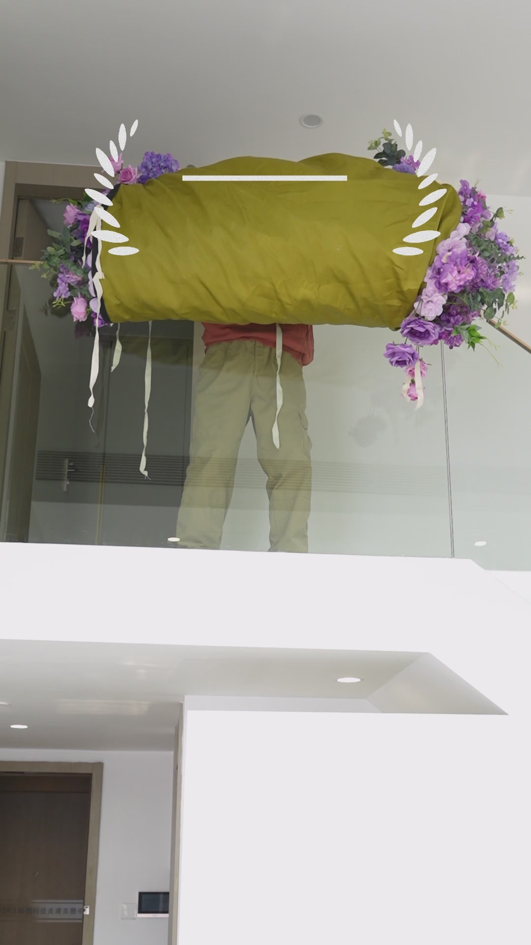 ValarFlowers がお届け: ラベンダー エレガンス - 人工ファブリック フラワー アーチ デコレーションに飾られた紫色の花々の豪華なディスプレイ - VF-490