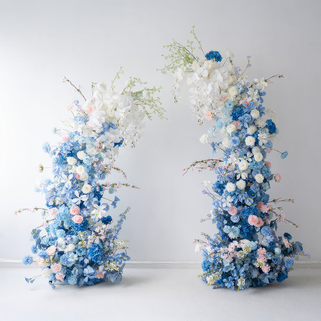 This flower - covered arch features a beautiful palette of blues, whites, and soft pinks. With a mix of hydrangeas, roses, and other blossoms, it creates a romantic and elegant style. Ideal for weddings, events, or photoshoots, it adds a charming and dreamy touch.