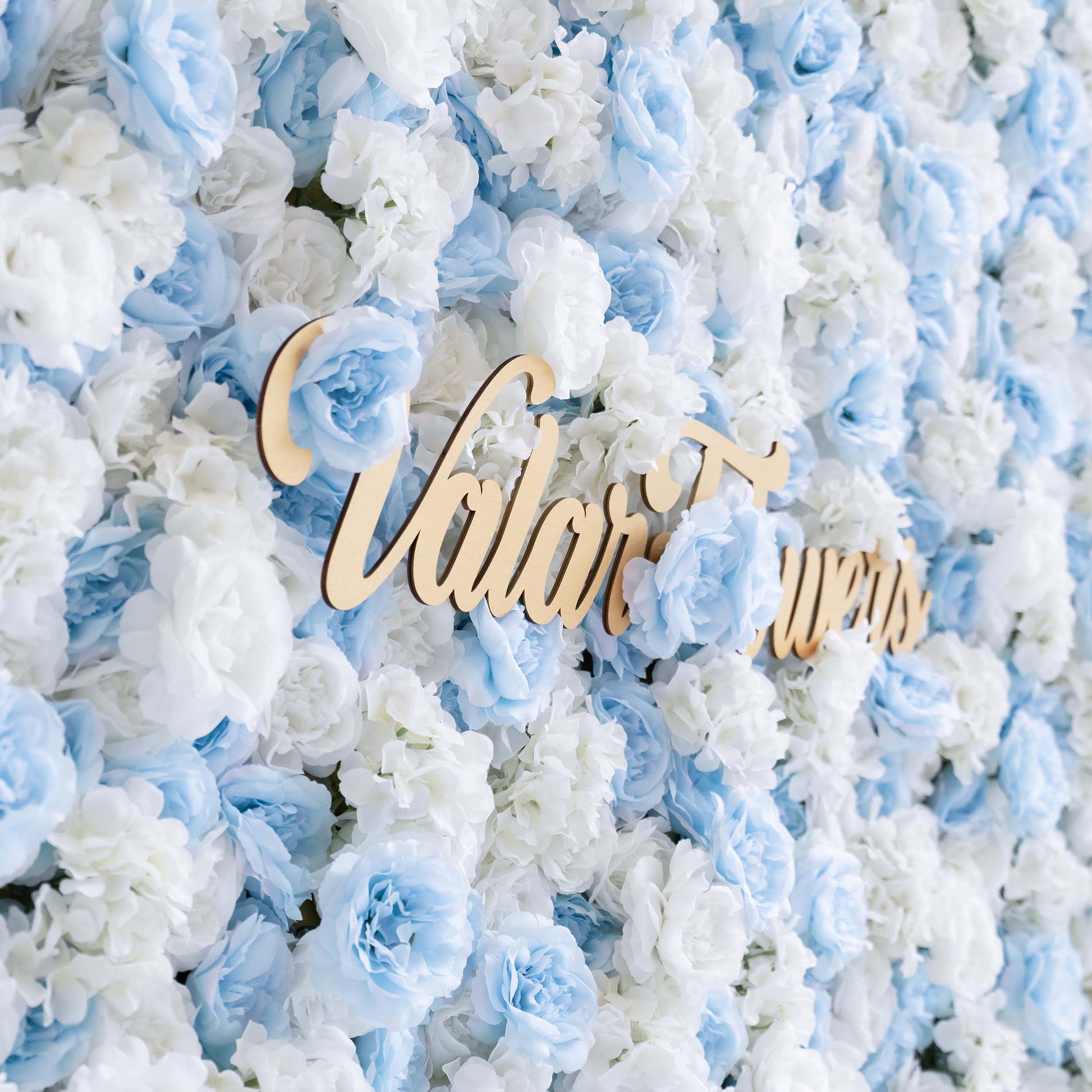 ValarFlowers' artificial flower wall is a wedding dream. With its beautiful blend of blue and white flowers, it creates a romantic and elegant backdrop, perfect for capturing precious wedding memories.