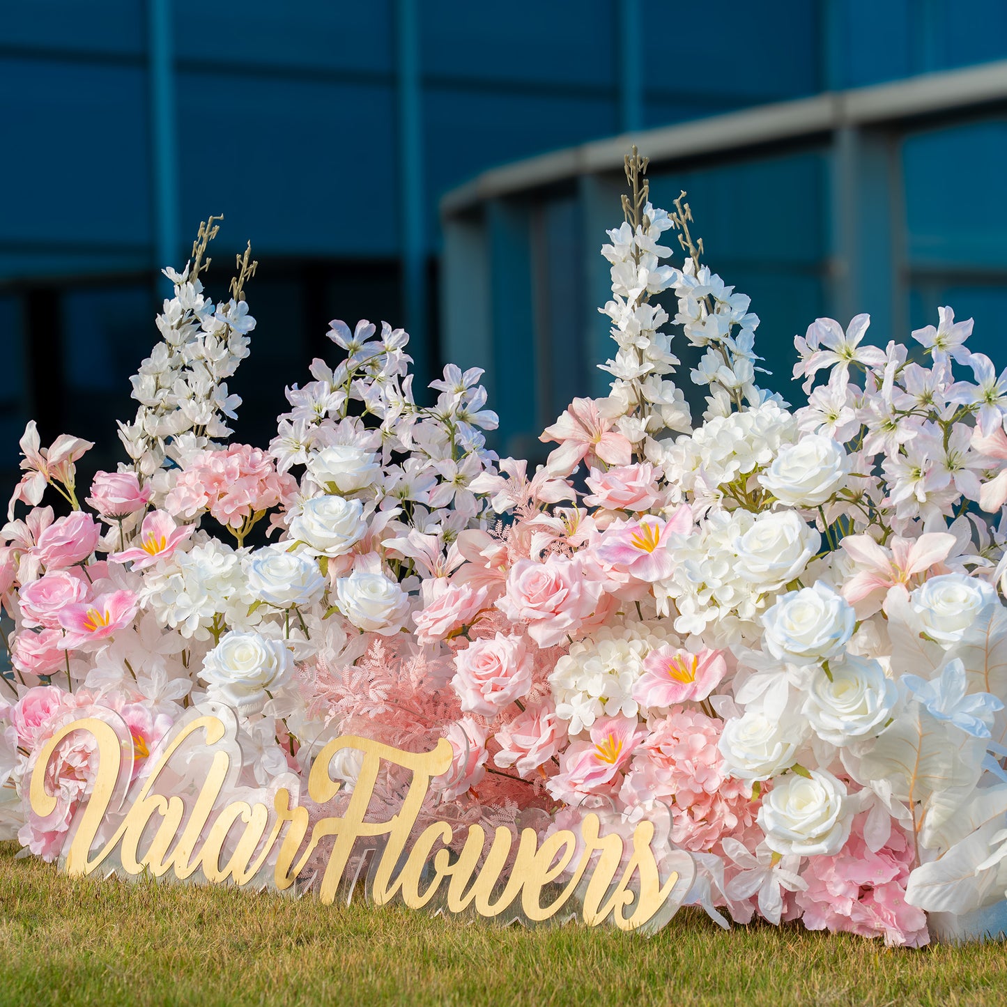 ValarFlowers의 매혹적인 핑크색과 흰색 인공 꽃 아치 배경: 스탠드 포함 및 미포함 옵션