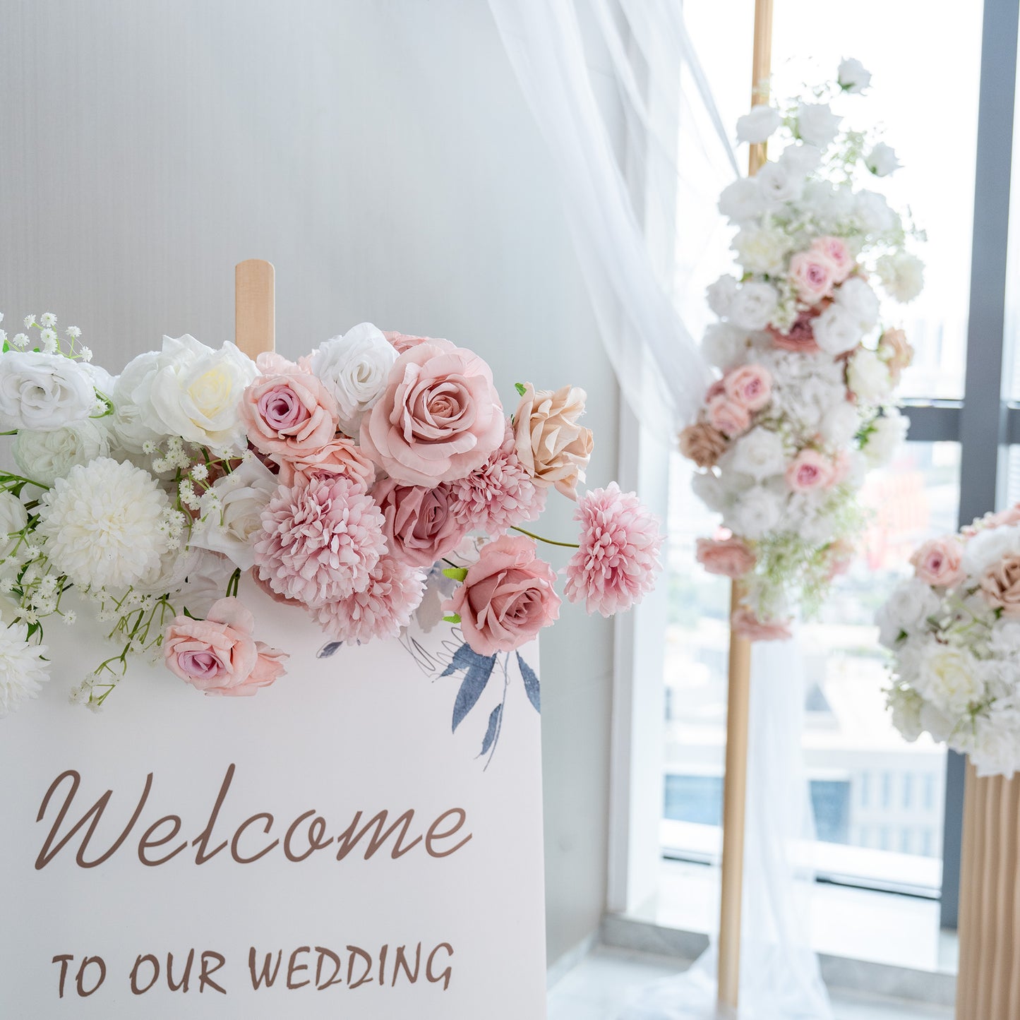 ValarFlowers のエレガントなピンクの造花背景: 結婚式やイベントに最適な金色のスタンド付きとなしのオプション - VF-418-3