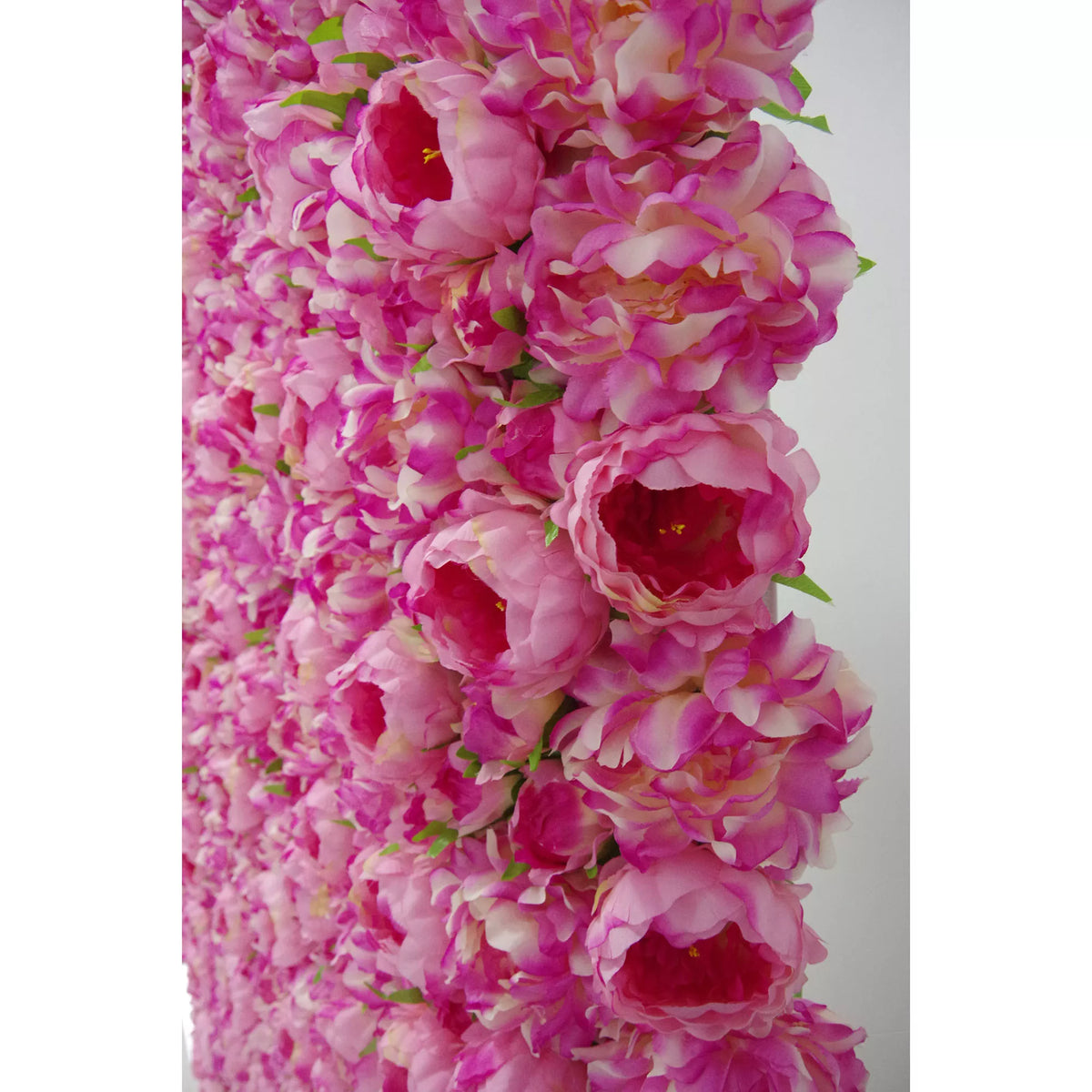 ValarFlowers künstliche Blumenwand mit violetten Stiefmütterchen und gedämpftem Rosa. VF-065. – ValarFlowers