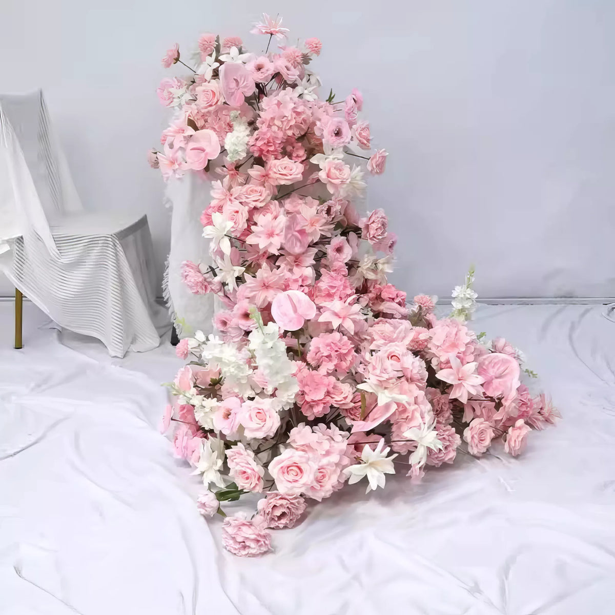Luxuriöser Tischläufer mit lila-rosa Blumenmuster – Verleihen Sie Ihrer Veranstaltung atemberaubende Eleganz – ValarFlowers